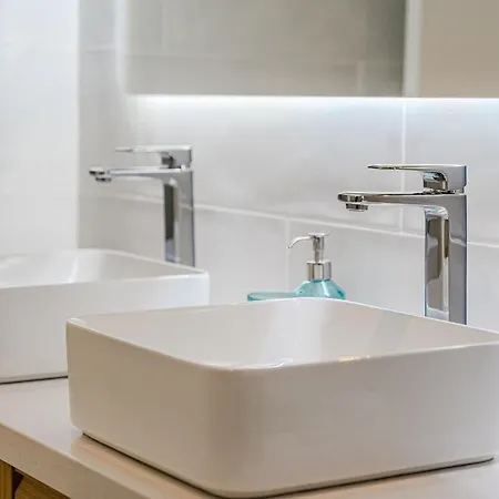 Διαμέρισμα Cozy 2-br Penthouse With Private Rooftop Terrace *