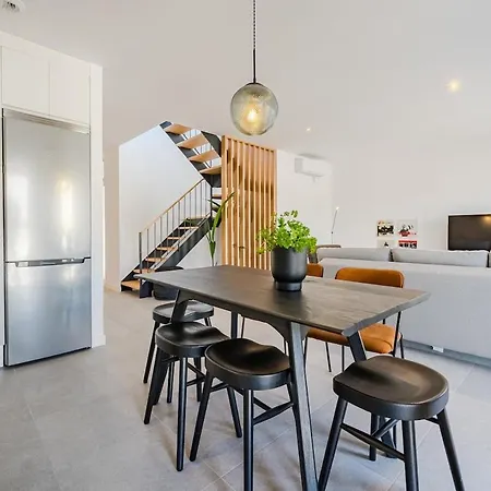 Cozy 2-br Penthouse With Private Rooftop Terrace Διαμέρισμα