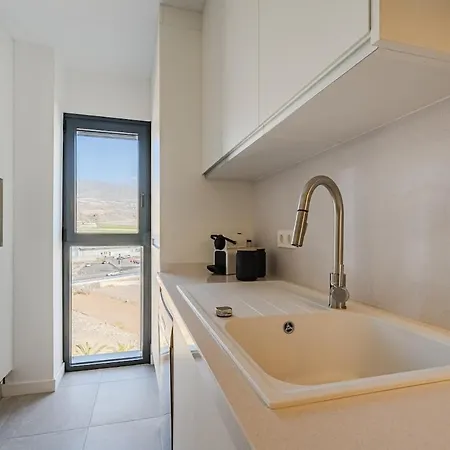 Διαμέρισμα Cozy 2-br Penthouse With Private Rooftop Terrace