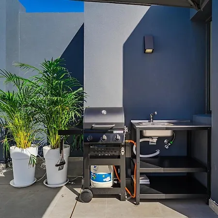 Cozy 2-br Penthouse With Private Rooftop Terrace 기아데이소라