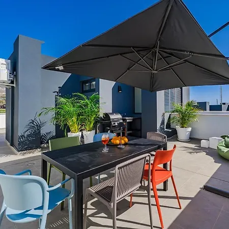아파트 Cozy 2-br Penthouse With Private Rooftop Terrace 기아데이소라