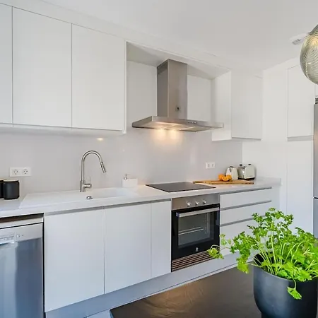 Cozy 2-br Penthouse With Private Rooftop Terrace